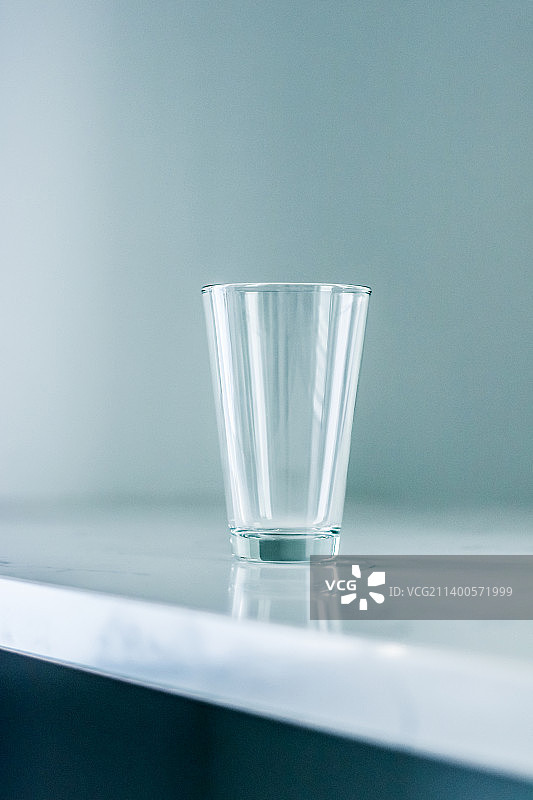 干净的大理石桌面上的空玻璃杯图片素材