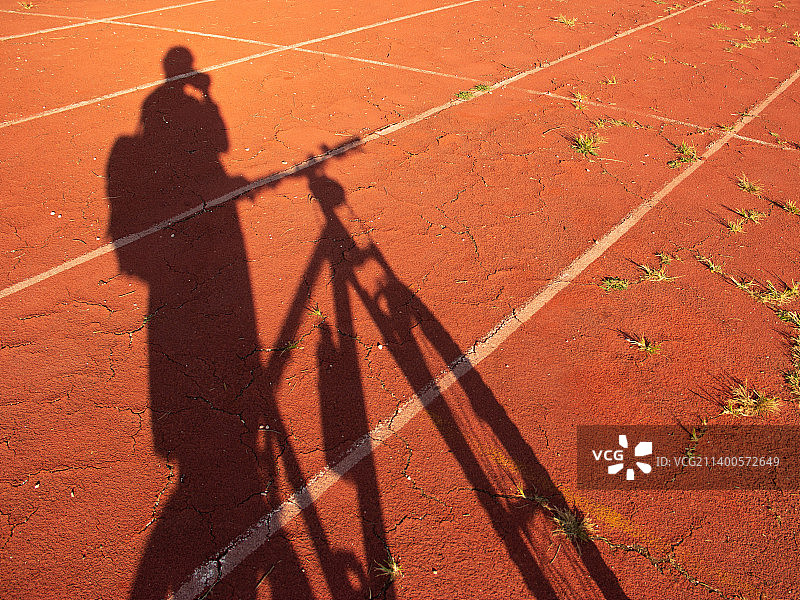 高角度拍摄：男子打网球图片素材