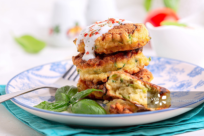 餐桌上盘子里食物的特写图片素材