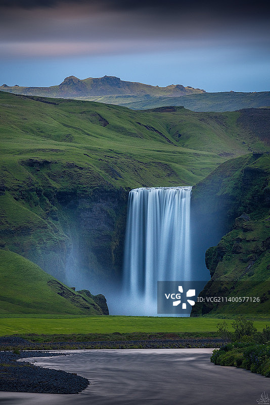 瀑布映衬天空的美景图片素材