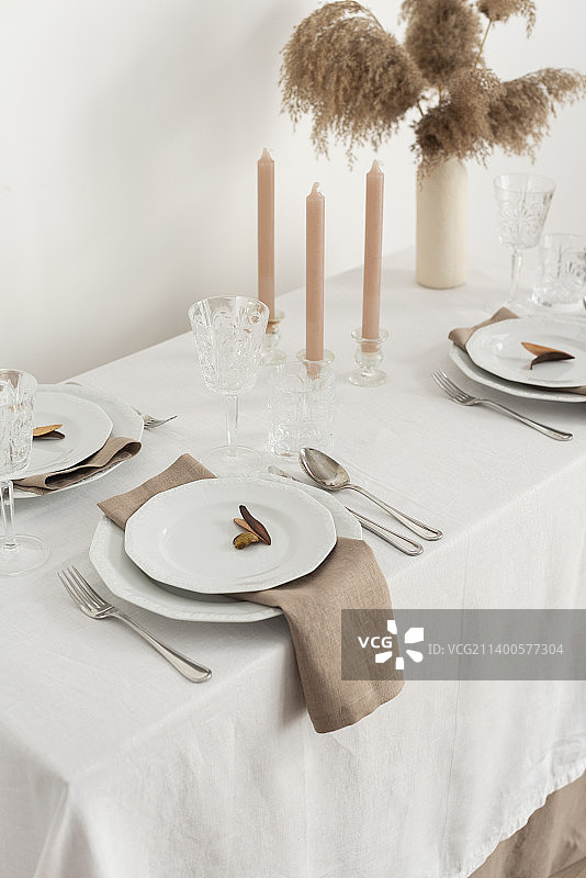 餐桌上的餐具特写图片素材