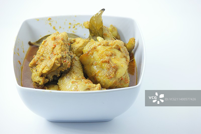 印度尼西亚泗水白色背景下的碗中食物特写图片素材