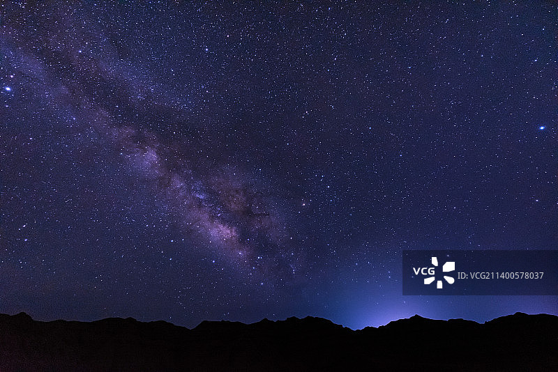 中国札达县夜空星空下的山脉剪影图片素材
