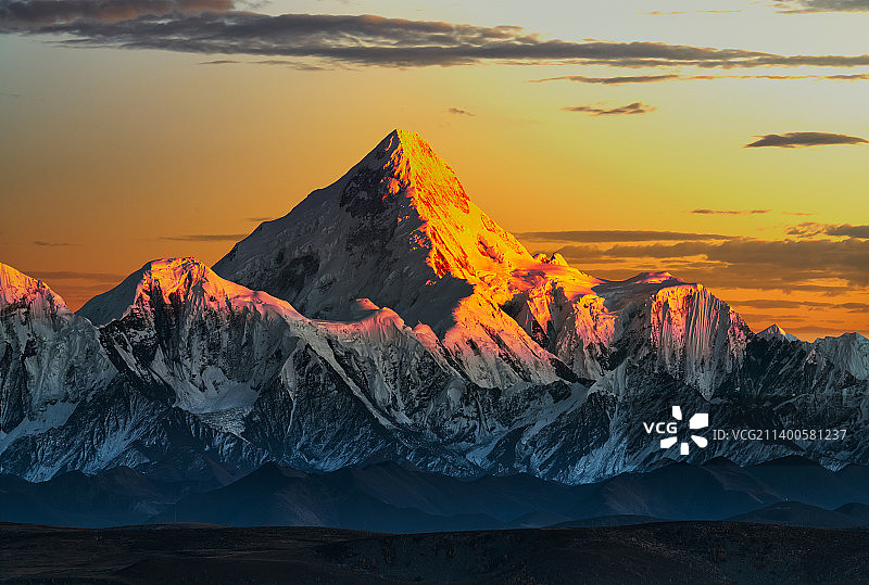 中国四川甘孜藏族自治州贡嘎山日照金山风光图片素材