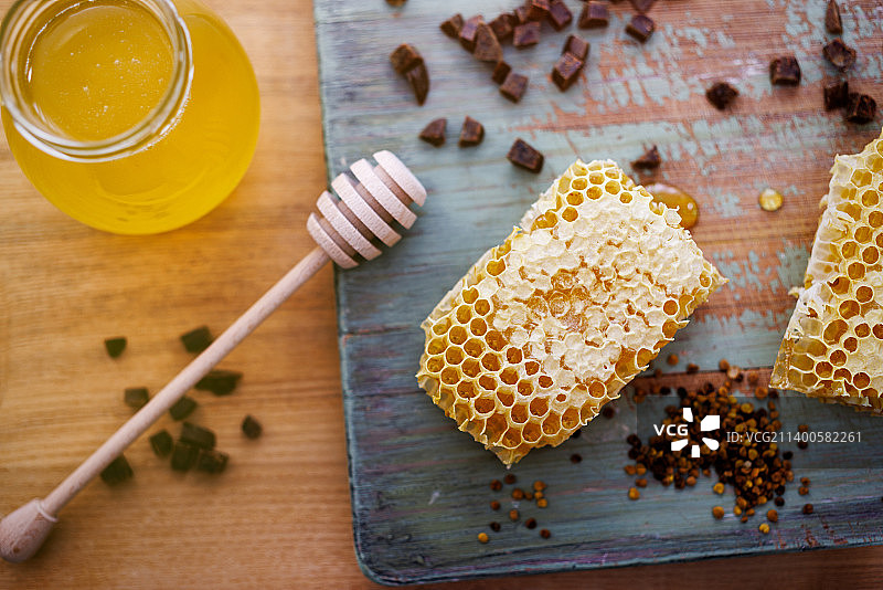 餐桌上的蜂蜜、蜂巢、蜂胶与花粉图片素材
