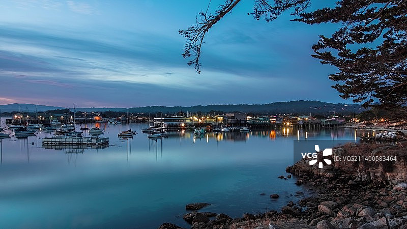 美国加利福尼亚州蒙特雷黄昏时分的海景图片素材