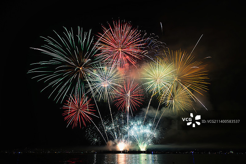 仰视夜空中燃放的烟花，英吉利海湾，不列颠哥伦比亚省，加拿大图片素材