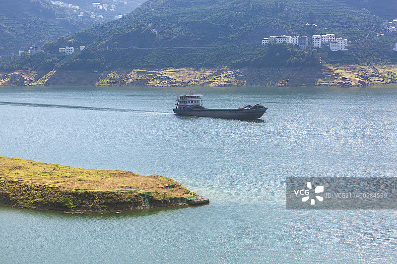 轮船在香溪河航行图片素材