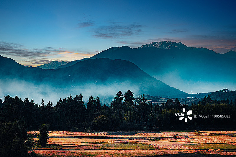 云南腾冲云峰山脚，美丽晚霞下，安静的傈僳族村子图片素材