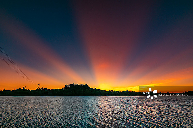 贵阳红枫湖的超绚烂晚霞图片素材