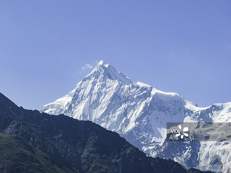 航拍天山山脉主峰托木尔峰、汗腾格里峰、博格达峰图片素材
