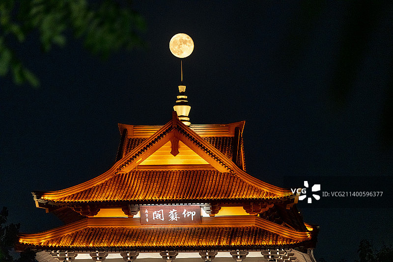 古阁悬月——东坡仰苏阁图片素材