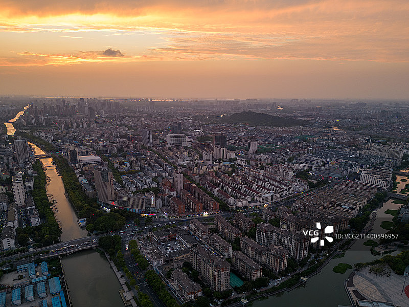 航拍日落晚霞映射下的大美苏州昆山城市风光图片素材