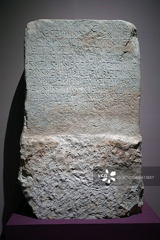 北京中国国家博物馆意大利文物展奥斯克语铭文石碑记录庞贝古城街道与城距情况公元前2世纪石材图片素材