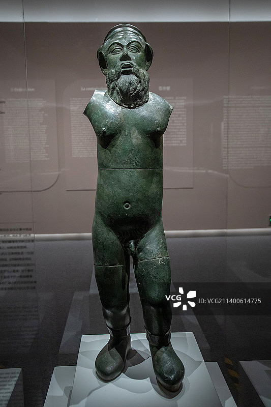 北京中国国家博物馆戴奴隶镣铐的马耳叙阿斯像公元前3世纪青铜帕埃斯图姆贝利亚考古公园藏图片素材