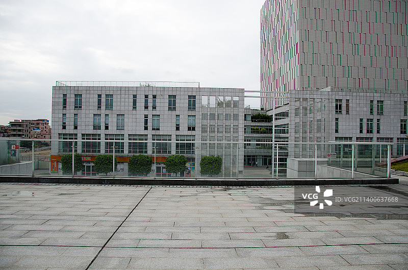 现代建筑外立面与砖地广场图片素材