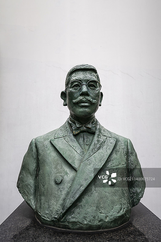 浙江绍兴鲁迅纪念馆：藤野严九郎先生雕像图片素材