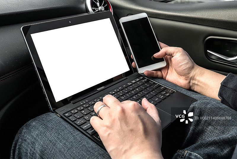 在汽车里用笔记本电脑办公图片素材