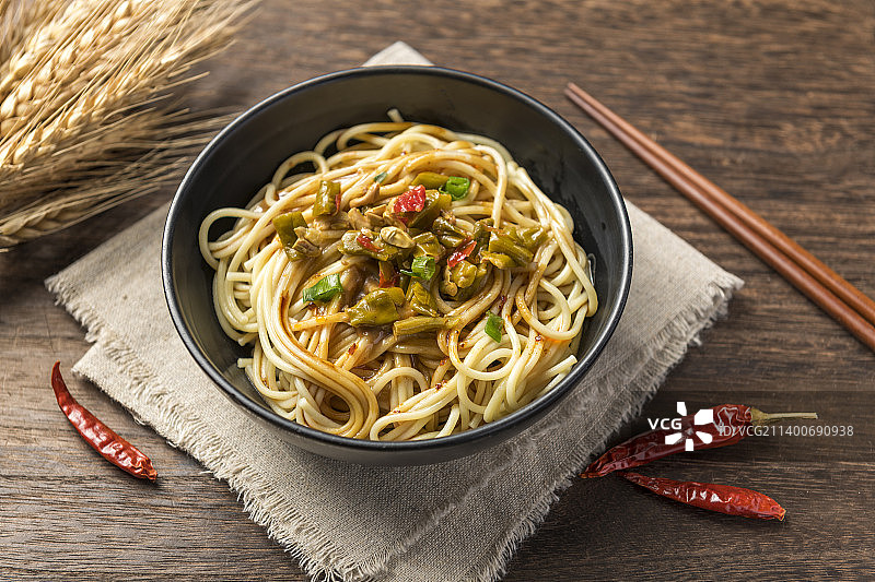 一碗武汉特色小吃热干面摆放在木桌面上特写图片素材