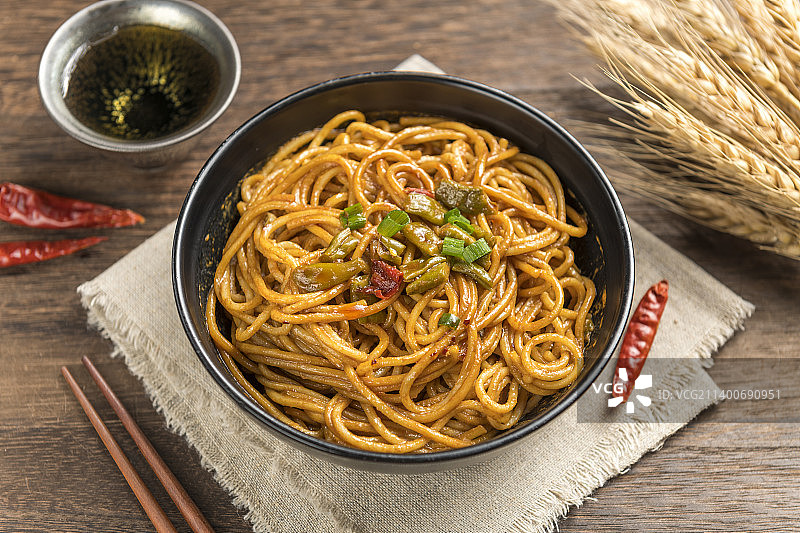 一碗武汉特色小吃热干面摆放在木桌面上特写图片素材