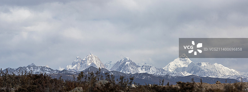川西的雪山，雅拉雪山，红海子图片素材