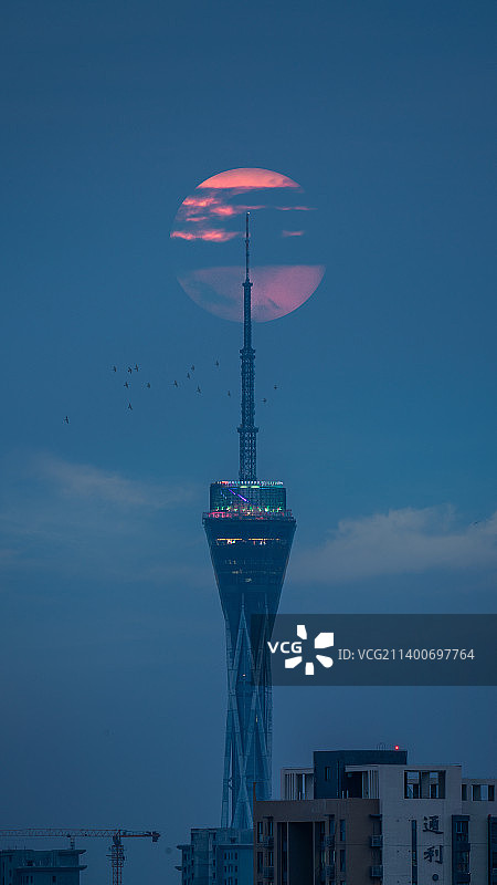 福塔悬月图片素材