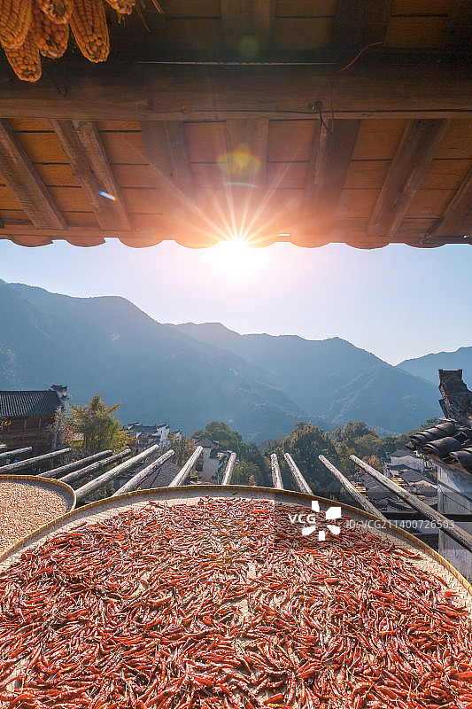 江西省上饶市婺源县篁岭景区秋天晒秋场景图片素材
