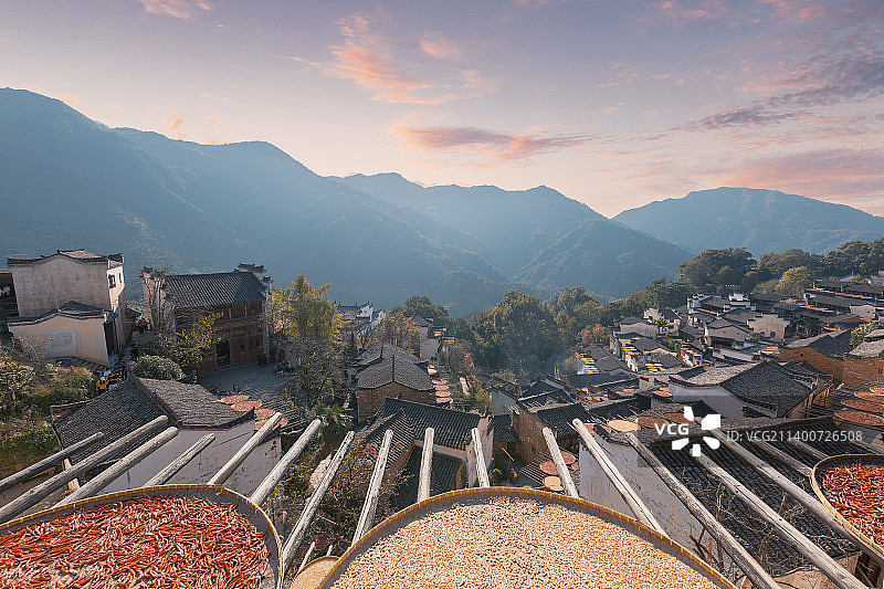 江西省上饶市婺源县篁岭景区秋天晒秋场景图片素材