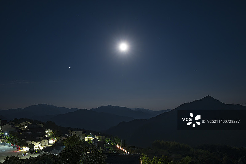 山顶小村中秋月图片素材