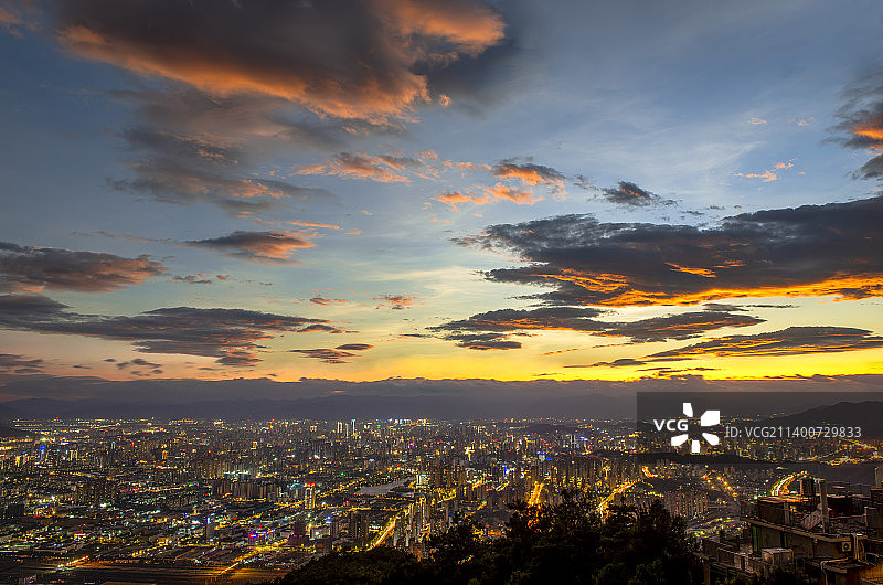 福州鼓山拍摄壮烈晚霞下的全市全景图片素材