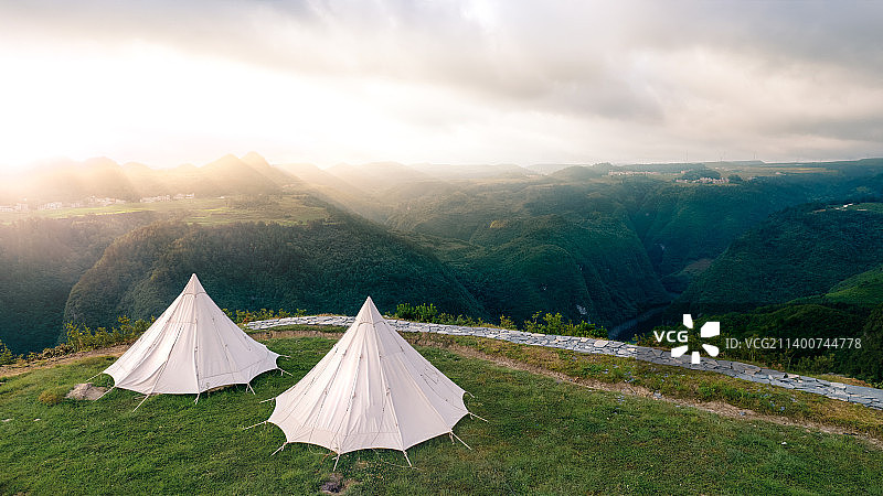 日出时分的悬崖露营帐篷图片素材