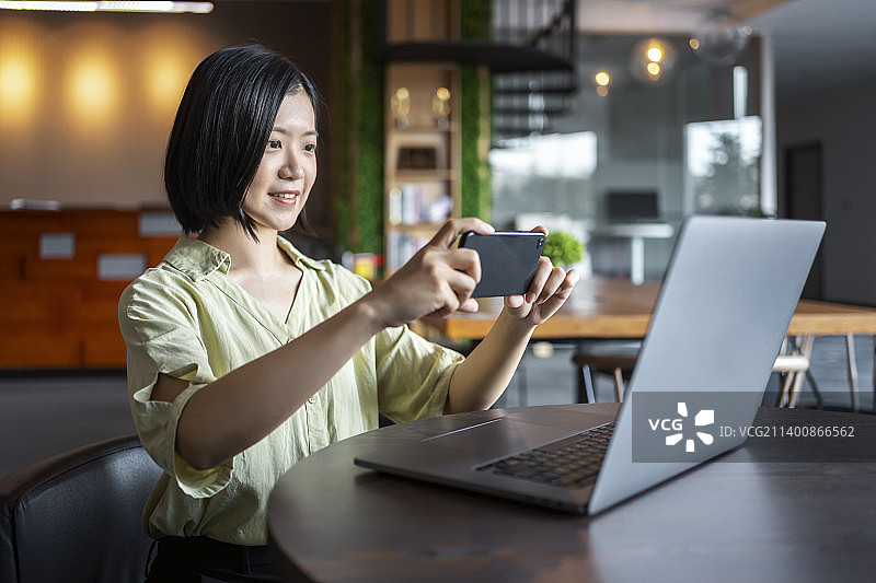 在咖啡厅里办公的商务女性特写图片素材