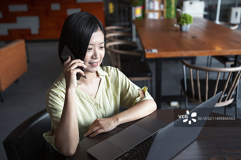 在咖啡厅里办公的商务女性特写图片素材