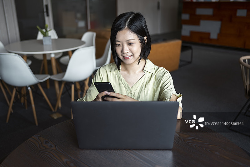 在咖啡厅里办公的商务女性特写图片素材