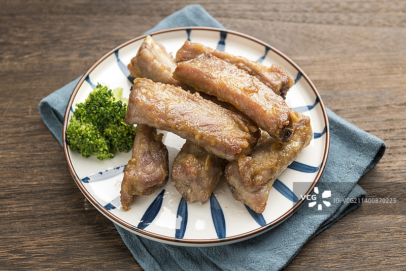 一盘油炸排骨蒜香排骨特写图片素材