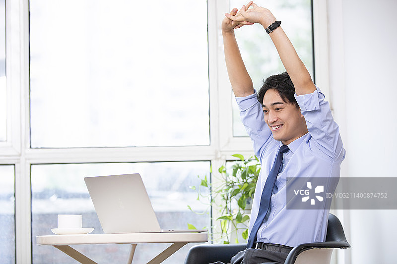 商务男士在咖啡厅使用笔记本电脑工作图片素材