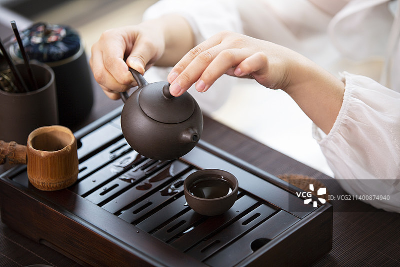 年轻女子在家喝茶图片素材