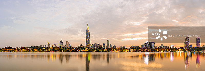 南京玄武湖夜景 余晖下的紫峰大厦 南京紫峰大厦 玄武 南京夜景 南京图片素材