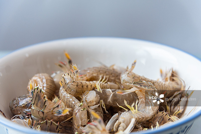 白色瓷盆里的新鲜皮皮虾图片素材