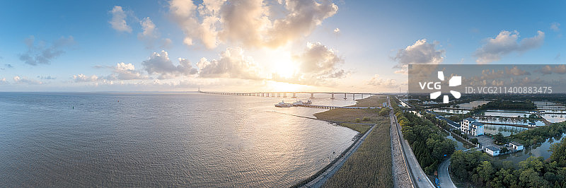 航拍上海市崇明岛长江大桥落日户外风光全景图图片素材