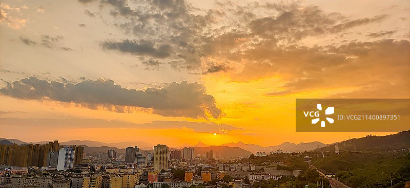 夕阳下的小火车图片素材