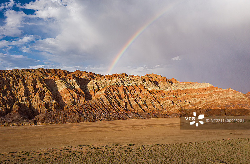 新疆拜城五彩山图片素材