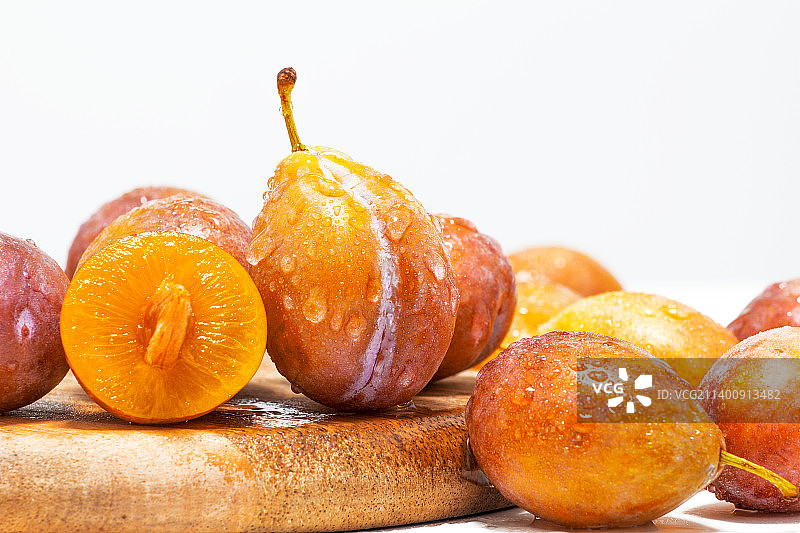 新鲜多汁的西梅图片素材