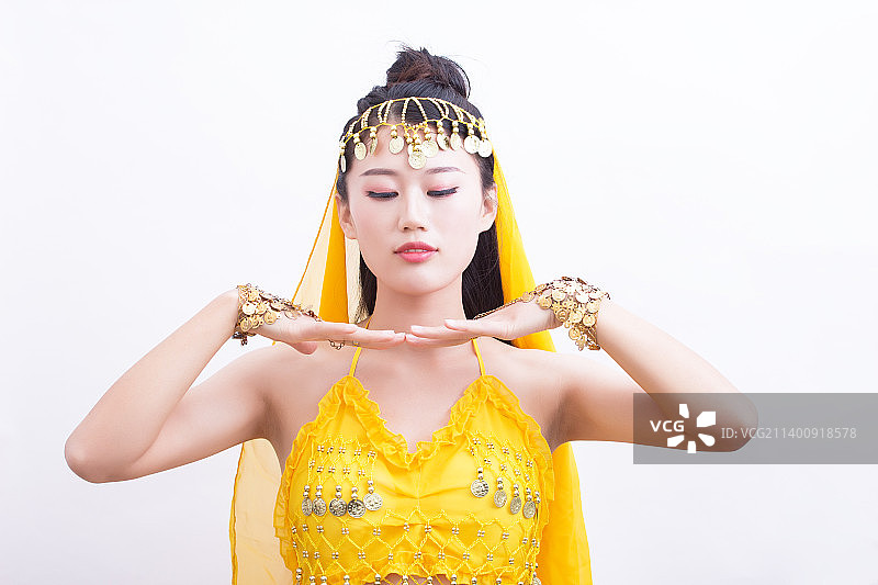 穿黄色演出服的印度舞道表演者图片素材