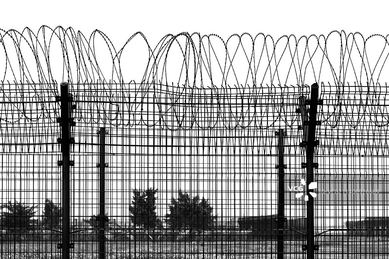 黑白铁丝网筑起的安全围墙图片素材