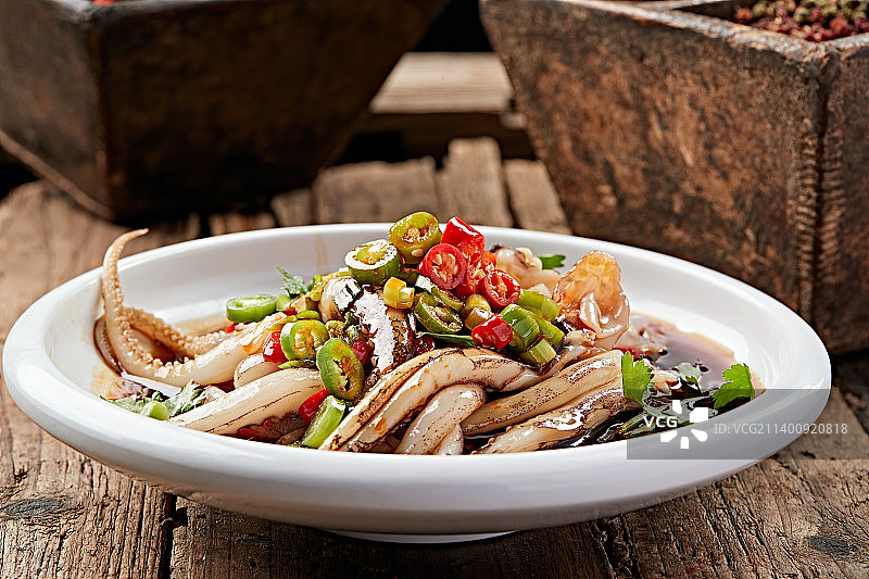 捞汁生腌鱿鱼须图片素材