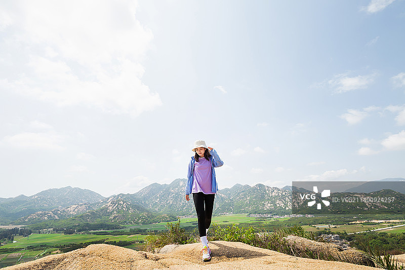 户外徒步爬山的女生图片素材