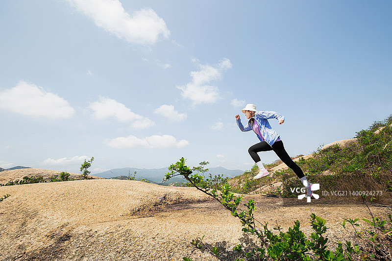 户外徒步爬山的女生图片素材