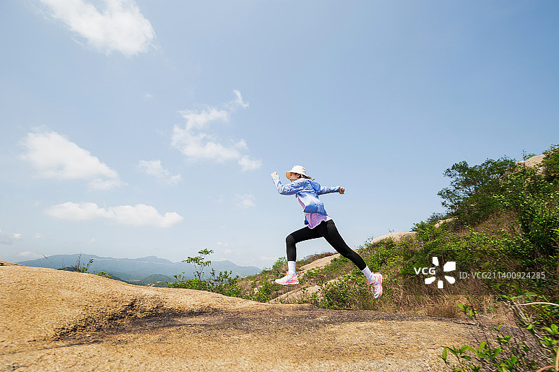 户外徒步爬山的女生图片素材