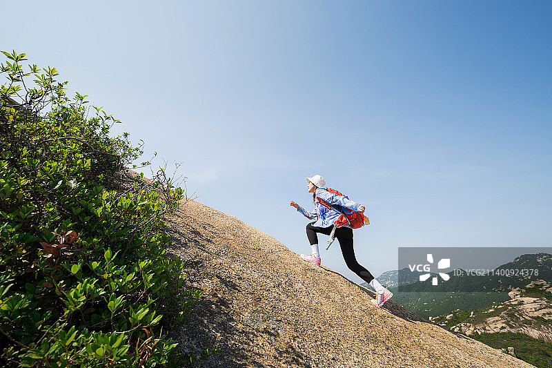 户外徒步向上爬山的女生图片素材